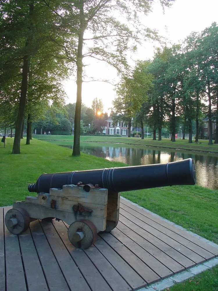 Groenlo: Stadsgracht te Groenlo met kanonnen