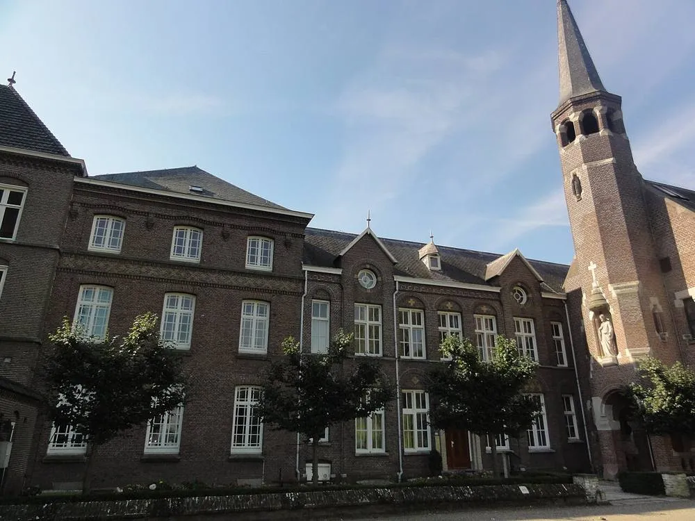 Velp: Velp Rijksmonument 515525 middendeel met entree zusterklooster Basilius van Bruggelaan 2